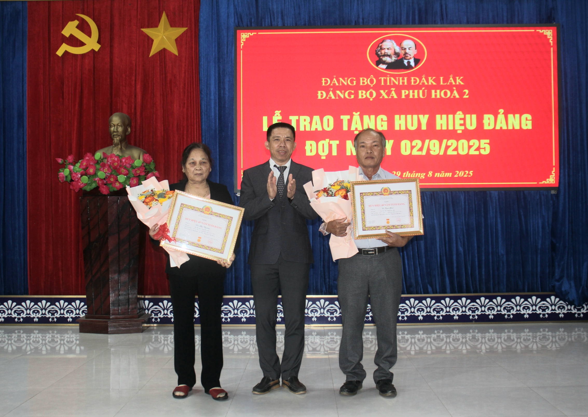 ĐẢNG UỶ XÃ PHÚ HOÀ 2 TRAO TẶNG HUY HIỆU ĐẢNG ĐỢT 02/9/2025